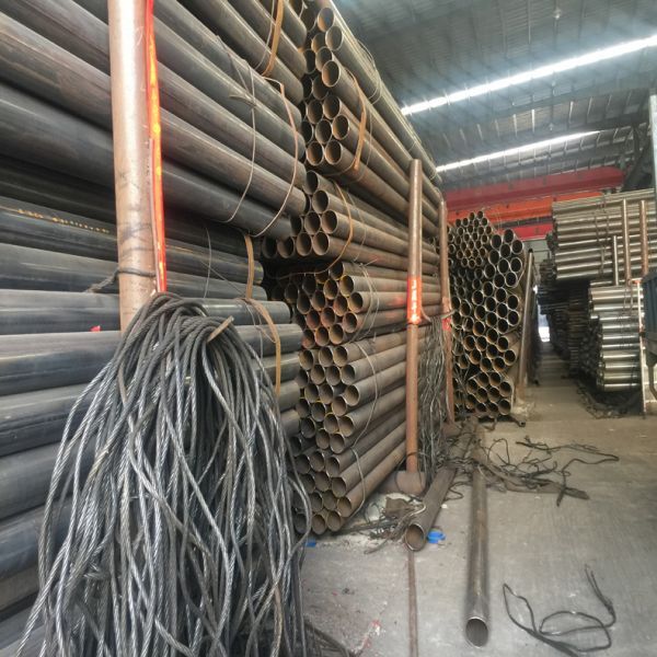 焊接鋼管斜軋穿孔過程中實心管坯是如何穿成空心毛管的？